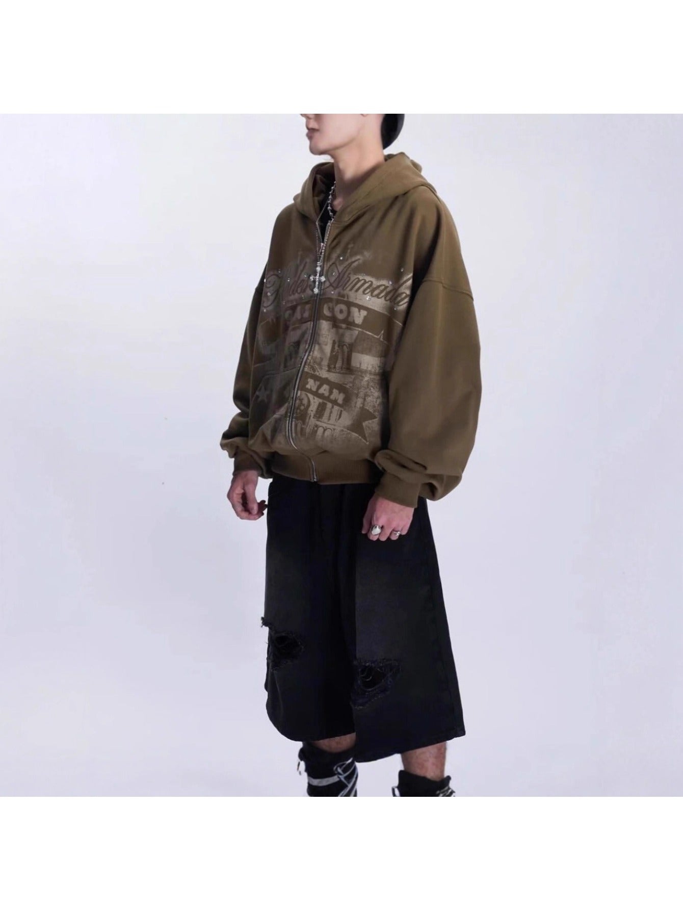 The new hoodie with letter print design, zipper and hood, is a loose version for both men and women