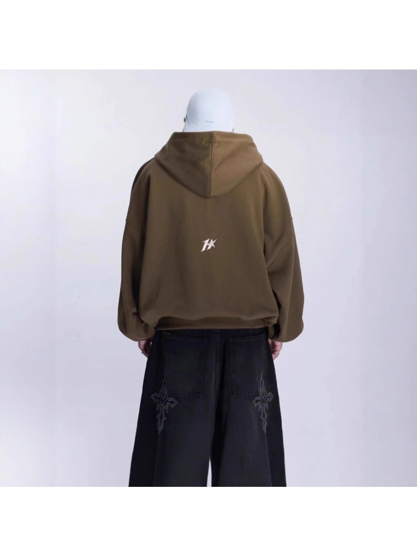 The new hoodie with letter print design, zipper and hood, is a loose version for both men and women